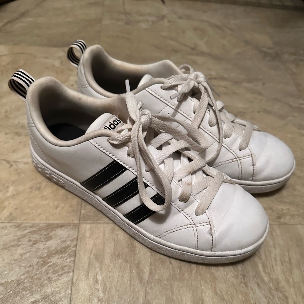 Adidas Women’s Sneaker 🤍